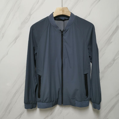 品牌蔓哈頓薄款夾克，單層，兩側腋下有沖孔設計，YKK拉鍊頭。