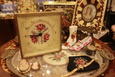 【家與收藏】賠本出清稀有珍藏歐洲古董英國古典手工刺繡銅浮雕古董機械桌鐘 11