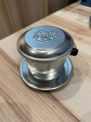 只有一件 二手新品 銅板價 越南咖啡濾杯 越南購入 簡易攜帶式咖啡濾掛 泡茶泡咖啡皆可 小巧可愛 復古 好心情 底盤直徑7.5公分 杯口直徑約6公分