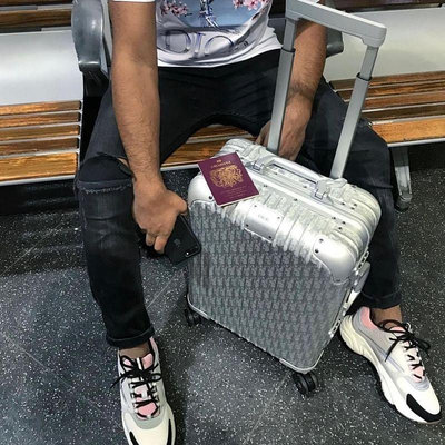 Dior x Rimowa 登機箱行李箱真的好帥，已經能想像拖他在機場會有多帥！！