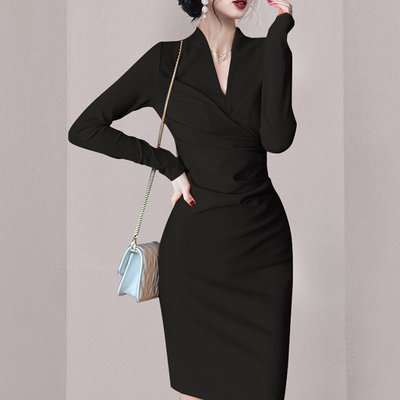 高貴優雅氣質黑色V領裙子洋裝2022秋冬新款長袖修身包臀打底連身裙女