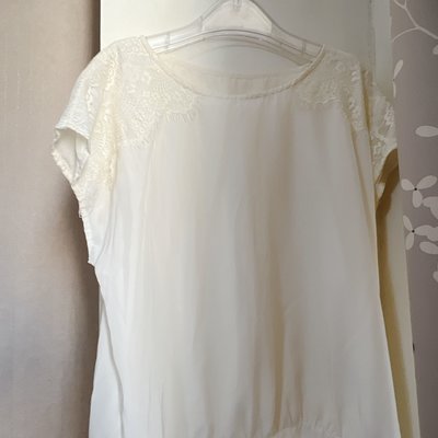 日本專櫃品牌Rope Picnic象牙白色軟蕾絲造型雪紡圓領上衣