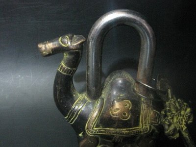 文興坊農村收來的一把厚重笨重的駱駝銅鎖帶二把鑰匙