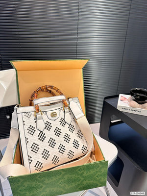 【二手包包】 酷奇鏤空系列竹節手提Gucci  Diana購物袋 最新系列，這個款復古韻味特別濃， 內里上 NO67424
