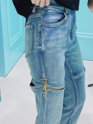 YSL 金屬掛件切割破洞設計牛仔褲 實穿推薦單品 可以街頭風 可以優雅性感 既百搭又時髦 打破沈悶的設計感 小直筒版型 上身非常顯瘦