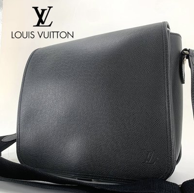 日本購回近全新超美LV 正品Louis Vuitton Taiga Andrei 黑色單肩包郵差包男士 M32482