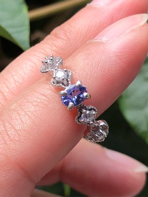 「守岑典藏」寶石級, 0.4ct 高淨度。天然丹泉石純銀戒指 -- 最佳的藍寶石替代品,Tiffany公司的最愛之一
