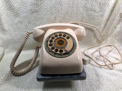 早期撥盤式電話附大理石座台