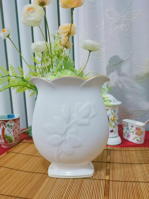 大倉陶園郁金香造型白色浮雕花瓶