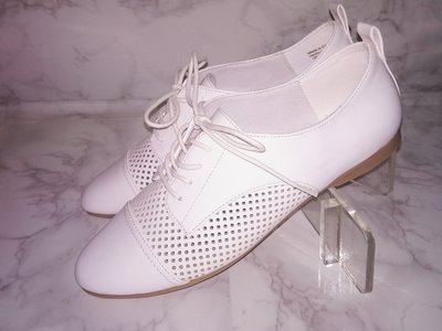 甜甜妞妞小舖☆品牌 ALDO 全新白色綁帶女鞋--平底圓頭包鞋 --35號