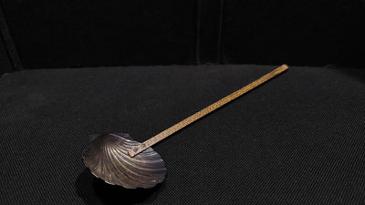 早期老件 一 日本金工名匠 尚美堂 純銀製貝殼形 斑竹把 香杓
