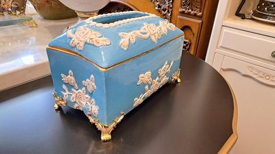 歐式古典水藍色陶瓷雕刻面紙盒～（含運費）