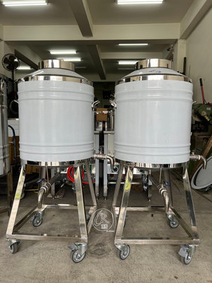 130公升儲蜜桶(附輪)、蜂蜜儲存桶、儲酒桶、儲水桶、裝瓶器、分裝桶、油箱、儲油桶
