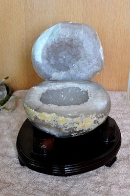 【新社 水晶】馬達加斯加 白玉瓍  瑪腦聚寶盆 重量:3.8kg(含木座)