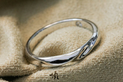 順順飾品--白金戒指--Pt950白金曲紋鑽石戒指（大）┃重1.40錢.配鑽0.03ct克拉