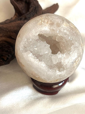 摩洛哥白晶洞水晶球 開口笑 淨化磁場 5.9cm