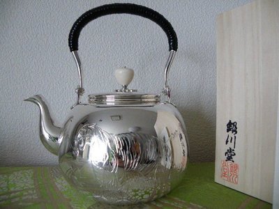 日本銀川堂　湯沸かし　純銀壺　　手工彫刻　虎　４９０ｇ　数本謙次　的作品