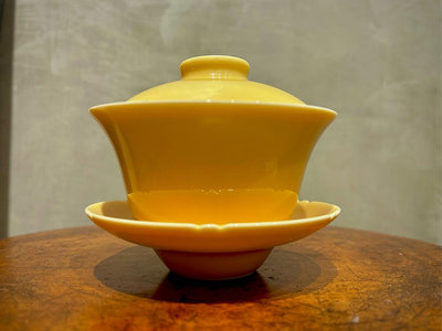 曉芳窯黃釉蓋碗