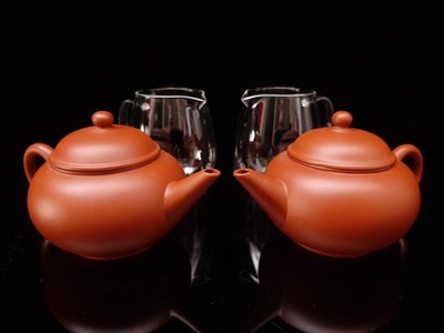 水平壺紫砂壺朱泥壺，試茶組珍品，含早期妙香居朱泥壺(約180cc)二只，KINTO玻璃茶海二只，可供三、五好友試茶比較，釋出予茶友分享。