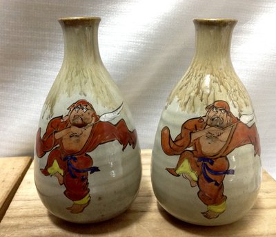 日本九谷燒 酒瓶(德利)一對 純手工繪畫 達摩圖 落款 九谷