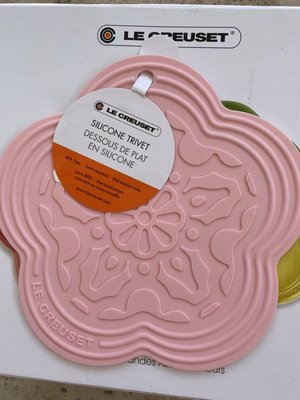 [美國代購] Le Creuset 花型矽膠隔熱墊 淡粉色 花型 隔熱墊