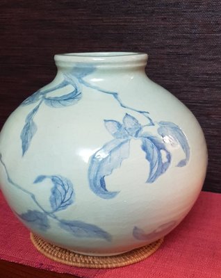 @@@六合堂@@@日本特殊早期橡樹果圖紋藝術品花瓶/罐。 青瓷感釉面，橡樹果葉~青花表現立體，層次感佳~。