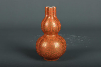 清乾隆-礬紅描金三孔葫蘆瓶高度15cm，口徑3.2cm，肚徑10cm。底徑4.5cm.24701【南岸雜項】