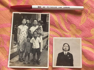 （光陰的故事）1940年代，台灣光復初期，穿「非綠色」校服的北一女中第一屆畢業生，胸前有倒三角形的「北一女」校徽，當年的台灣女子精英。婚後與母親及三名子女合照。