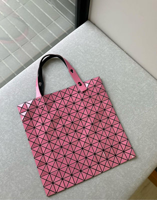 三宅一生 Issey miyake 粉色 baobao 手提包 tote 托特包 少使用、親拍 不多介紹這個包有多輕巧 多好用了