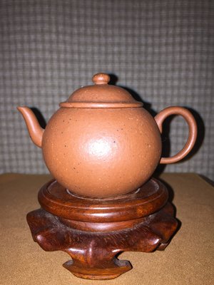 早期紫砂壺: 蓮子款式壺，泥料:老朱泥，獨孔出水，空壺容量約140CC，柴窯燒製