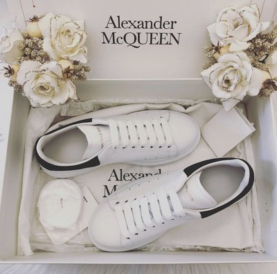 ［限時特價款］英國代購 Alexander McQueen 增高鞋底小白鞋  全白麂皮尾 基本款 多色代購 2/9收單， 2/24到台灣✈️