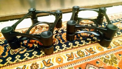 [ 沐耳 ] 加拿大精品 Iso Acoustics Aperta 155 鋁合金喇叭架系列 Aperta（黑色/銀色）：適用中小型主動式監聽喇叭/書架喇叭