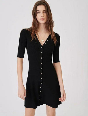 時尚芭莎~ 法國 mj 金屬排扣裝飾 簡約氣質 舒適純色V領五分袖修身針織連身洋裝 (R1002)