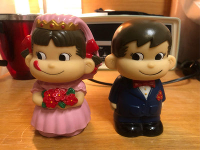 ［二手品］早期 日本 不二家 PEKO 牛奶妹 結婚造型存錢公仔一對 高約:11.5公分 材質:塑膠