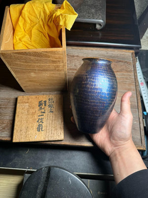 日本回流玉川堂銅器銅花瓶 錘目紋銅花瓶。品相如圖 很新的一只