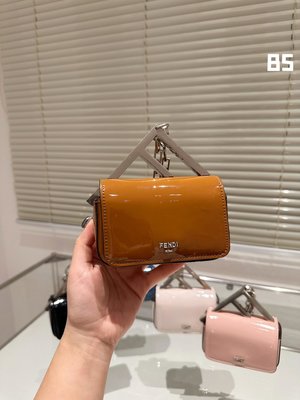 零錢包 FENDI First Sight 2023春夏新款手袋採用打磨皮革製成的手拿包，飾有大 NO3298