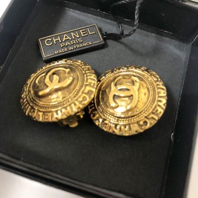Chanel vintage香奈兒復古鈕扣造型圓形金色立體文字雕刻古董夾式耳環 耳釦