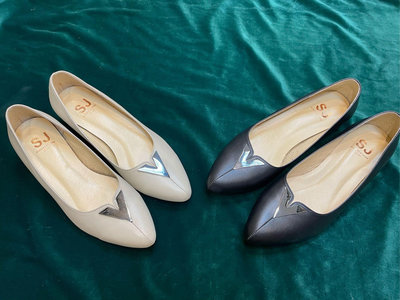 三輝皮鞋台灣製羊皮V字銀飾尖頭粗跟低跟鞋上班鞋，杏色/黑色，零碼特價現貨MIT