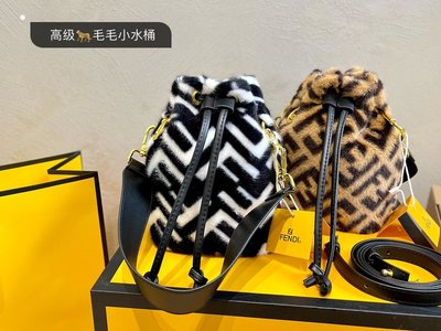 【日本二手】Fendi 新品 毛毛包 mini水桶包 米蘭時裝周街拍中，潮人們背的最多的包包大概就是Fendi芬迪的這款小桶17201