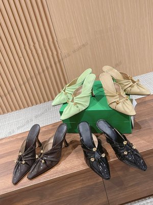 歐美復古小眾設計褶皺金屬扣涼鞋2023年夏季新款高跟包頭軟皮拖鞋-Misaki精品