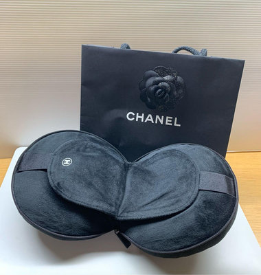 全新香奈兒Chanel眼罩頭枕組，售1798元。