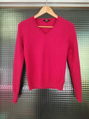 日本品牌 Uniqlo 深桃紅色V領100% Cashmere 喀什米爾羊絨長袖上衣羊毛衣（女-S）
