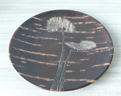 日本老件秋田工藝名產，櫻皮細工浮貼盤，售6800元。