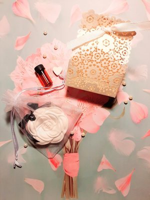 米色鏤空花朵禮盒(附紙絲， 紗袋)+3ml精油 擴香石包裝  包裝盒 紙盒 提袋  禮物包裝