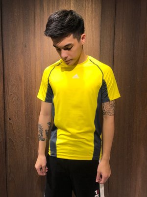 美國百分百【全新真品】 Adidas 愛迪達 T恤 短袖 上衣 T-shirt 運動休閒 透氣 logo 黃色 AK31