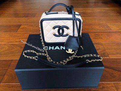 已售出~*mimi's*~ 95成新真品 Chanel Vanity Case 小號 17cm  最經典可愛的米黑雙色配