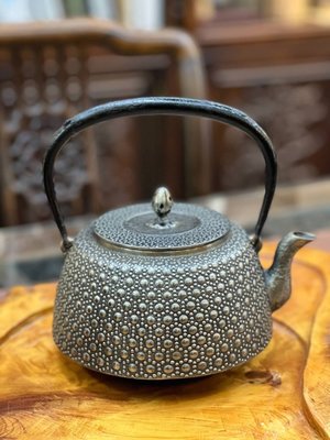 《臻藏坊》日本鐵壺銀壺專賣 三嚴堂作  霰形龜甲紋砂鐵壺