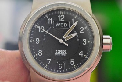保證真品//知名品牌 { ORIS } 豪利時 星期日曆錶 中型 機械錶