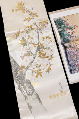 珍珠箔，櫻花樹，淺山織物。日本西陣織茶席。