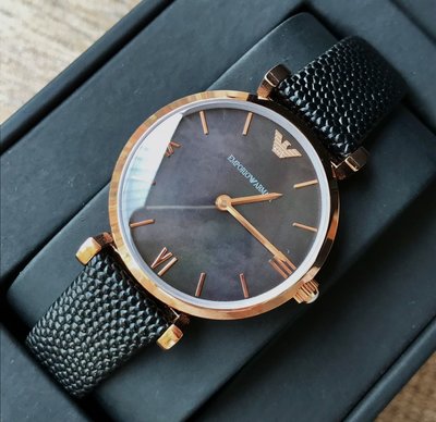 EMPORIO ARMANI 珍珠貝母錶盤 黑色真皮革錶帶 石英 女士手錶 AR11060 亞曼尼腕錶